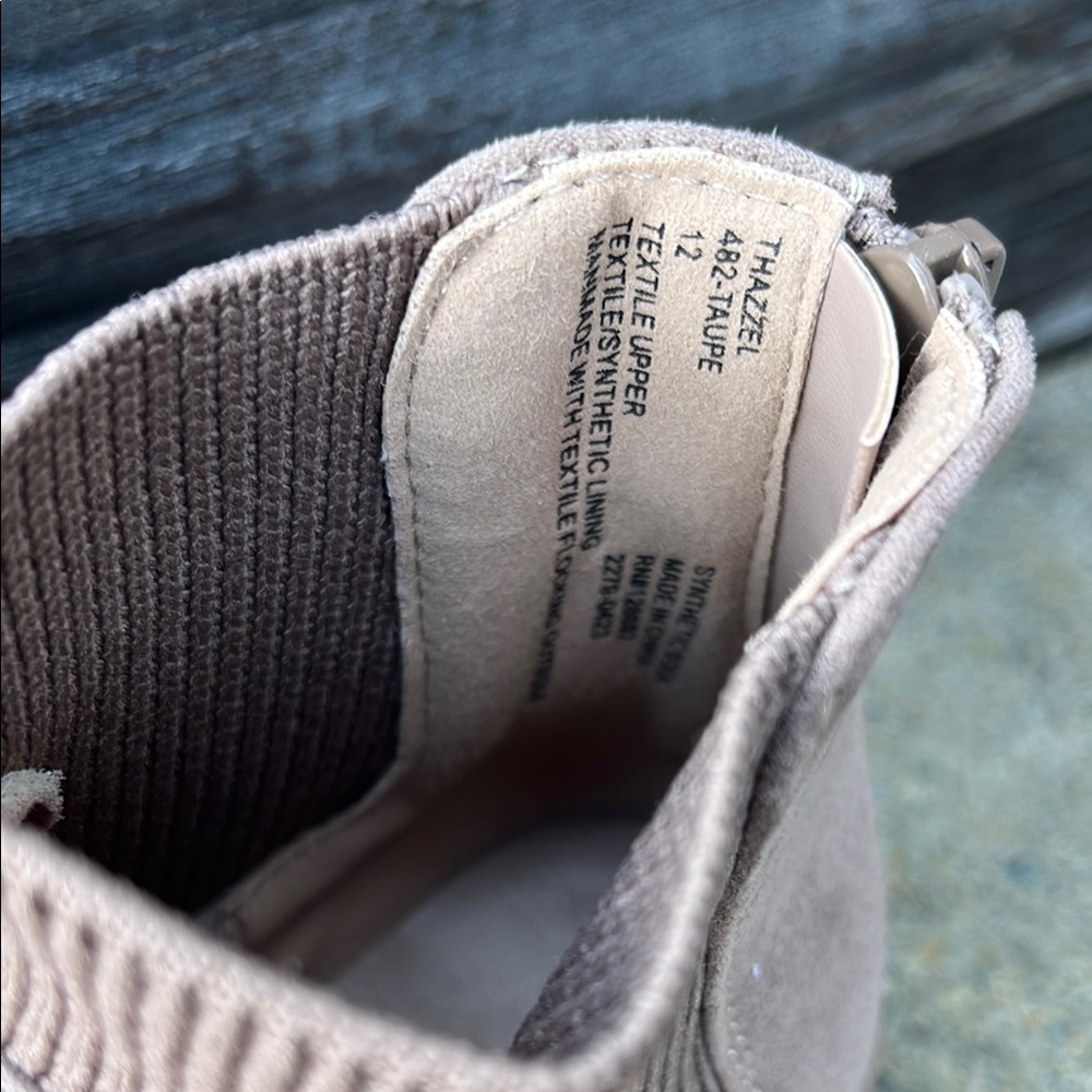 Steve Madden Tan Chelsea Boots with Chunky Sole and Elastic Panels - Picture 2 of 7